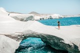 Starożytne katakumby, księżycowy krajobraz i cudowne plaże – odkryj atrakcje greckiej wyspy Milos. Tam spędzisz niezapomniany urlop
