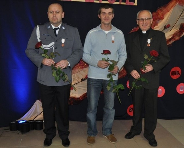 Wyróżnieni Odznakami Honorowymi Polskiego Czerwonego Krzyża: ksiądz Tomasz Janicki, Radosław Makuch i Krzysztof Gaca