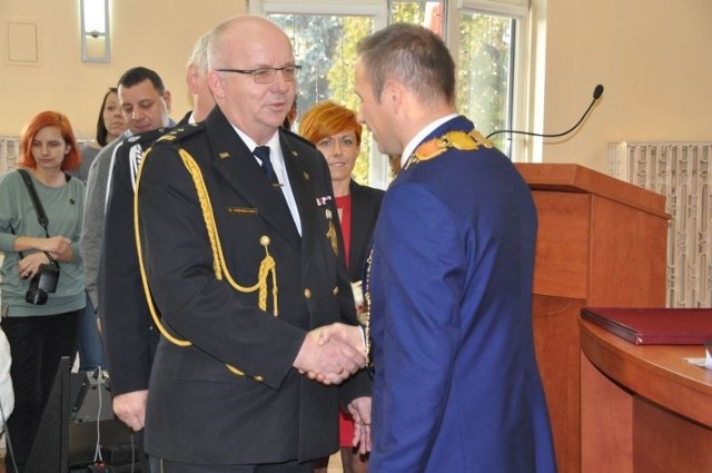 Burmistrz Artur Ludew (z prawej) i komendant Zbigniew Sobierajski w grudniu 2014 roku. Teraz ich drogi się rozeszły...