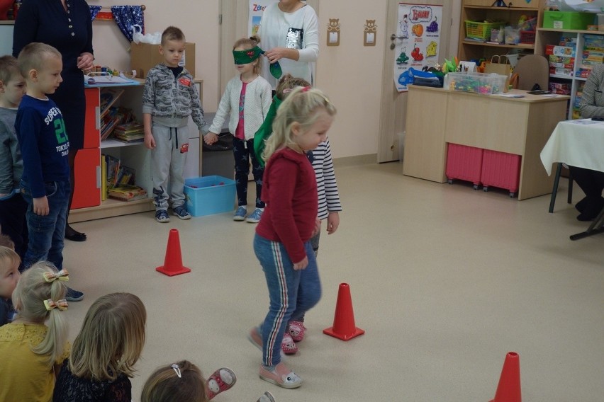 Przedszkolaki z Piotrkowa Kujawskiego sprawdziły się w konkursie o bezpieczeństwie. Pan policjant mówi, że doskonale!