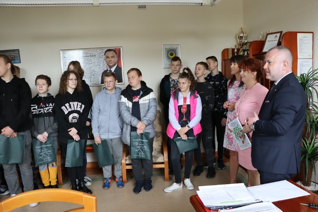 Uczniowie z Kluczewsko w Starostwie Powiatowym we Włoszczowie.