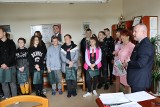 Uczniowie z Włoszczowy i Kluczewska na lekcji o samorządzie w Starostwie Powiatowym. Zobacz zdjęcia