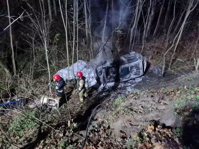 Zdjęcie z wypadku pod Chełmnem, w którym zginął Rafał Koczan z Torunia i jego kolega - obaj byli pracownikami Macieja B. Spalili się w samochodzie. Uposażonym do odbioru pieniędzy z ubezpieczenia był ich pracodawca.