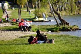 Słoneczna majówka nad jeziorem Białym. Okuninka rozpoczęła już sezon turystyczny, a turyści korzystają ze słonecznej pogody [ZDJĘCIA]
