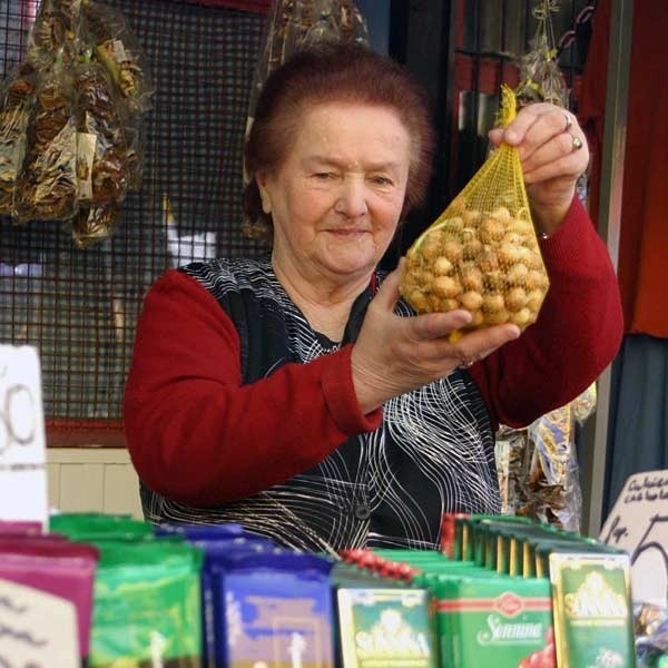 Maria Rajzerowa, rynkowa seniorka, nie lubi określenia - przekupka: - Mówcie mi  kupcowa.