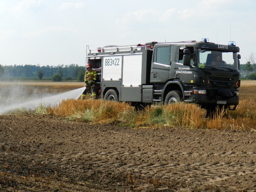 Pożar zboża na polu w Lasowicach Wielkich