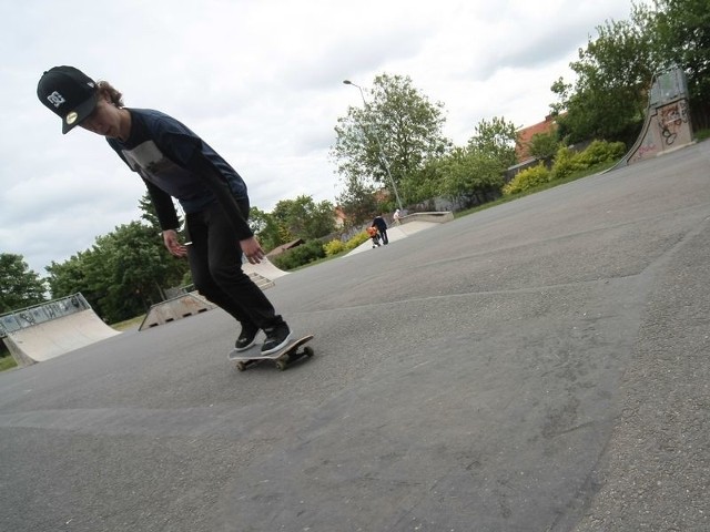 Mikołaj z osiedla Niepodległości często spędza czas na skateparku. Jemu również nie podoba się jego lepka nawierzchnia. 