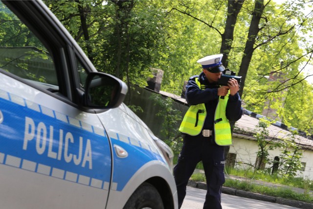 Rząd już od długiego czasu zapowiadał zmiany w karaniu kierowc&oacute;w. Zmiany weszły w życie od nowego roku. I choć nie są tak surowe, jak wcześniej zapowiadano, to jednak za wiele wykroczeń drogowych zapłacimy więcej. Więcej zapłacimy m.in. za przekroczenie prędkości. W taryfikatorze mandat&oacute;w znalazło się wiele nowości. Kary są bardzo dotkliwe.Tyle zapłacimy za przekroczenie prędkości od stycznia 2022. Mamy nowe stawki. Szczeg&oacute;ły przeczytasz na kolejnych stronach -----&gt;