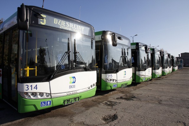 Obecnie autobusy linii 5 dojeżdżają do pętli przy Hallera na Dziesięcinach