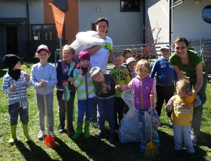 Dzielne przedszkolaki z Tenczynka sprzątają świat. Współpracują z rodzicami i nauczycielami