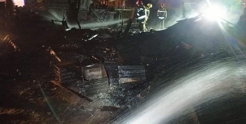 W Pionkach wybuchł w nocy pożar w drewnianym garażu, strażacy ugasili ogień