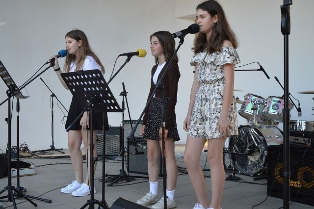 Podczas Muzycznego Powitania Lata w Suchedniowie zaśpiewały dziewczęta ze Studia Piosenki, działającego przy ośrodku kultury "Kuźnica".