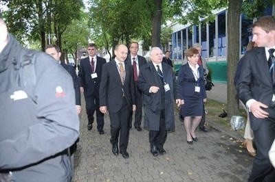 Jarosław Kaczyński zmierza na konferencję w towarzystwie Zygmunta Berdychowskiego Fot. JERZY KOWALSKI