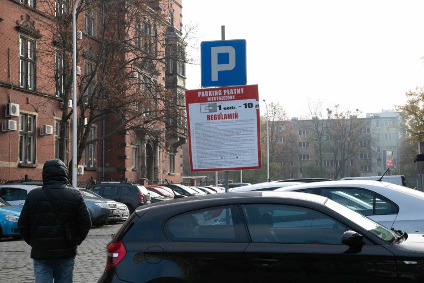 Parkując koło szpitala i apteki przy pl. Hirszfelda we...