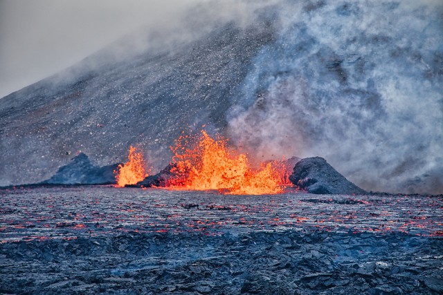 Erupcja przyciąga turystów, islandzkie władze podkreślają jednak, że nie jest to atrakcja turystyczna, a zwiedzanie powinno odbywać się z bezpiecznej odległości. Szef islandzkiej Obrony Cywilnej i Zarządzania Kryzysowego, Vidir Reynisson, ostrzega, aby obserwować erupcję z daleka.