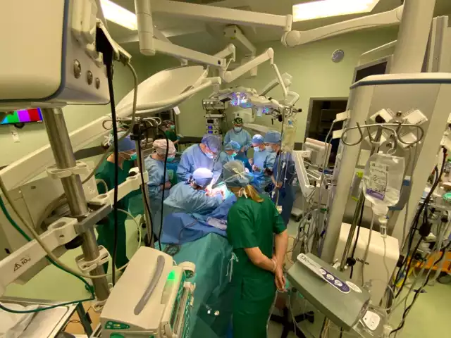 Operację rekonstrukcji ubytku twarzy z wykorzystaniem wolnego płata skórno-mięśniowego w szpitalu Jurasza przeprowadzono 12 marca br. W przygotowanie i przeprowadzenie zabiegu zaangażowanych było blisko 30 osób.