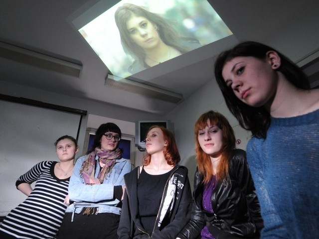 Nad teledyskiem pracowało 11 osób. Na zdjęciu część zespołu realizatorskiego (od lewej): Natalia Krajewska, Olivia Wachowska, Natasza Leszewicz, Dorota Jadach i Natalia Łojek.