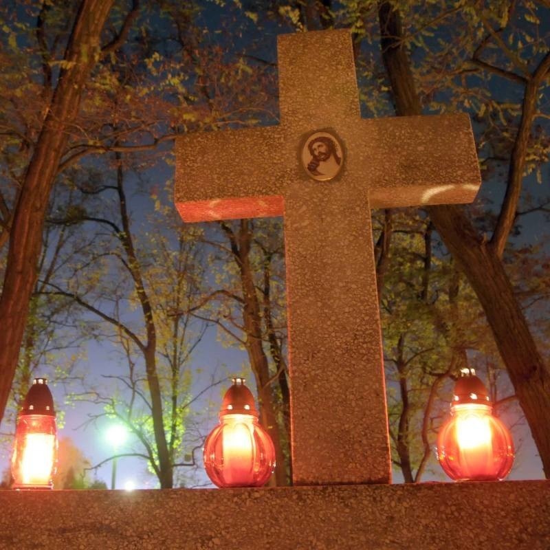 Dzien Wszystkich Świetych na cmentarzu w Opolu Pólwsi.
