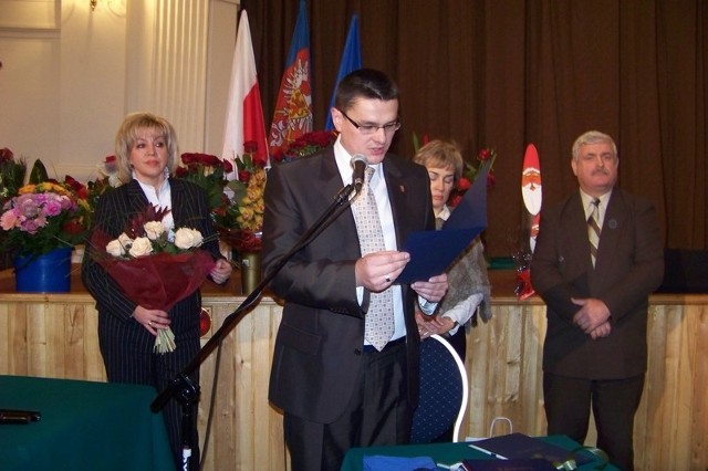 Sebastian Ciemnoczołowski w czasie zaprzysiężania.Jest absolwentem Akademii Ekonomicznej w Poznaniu i studiów podyplomowych. Żona Agata, półtoraroczna córeczka Pola. Hobby: lektura książek, wypady w góry, rower górski, muzyka rockowa.