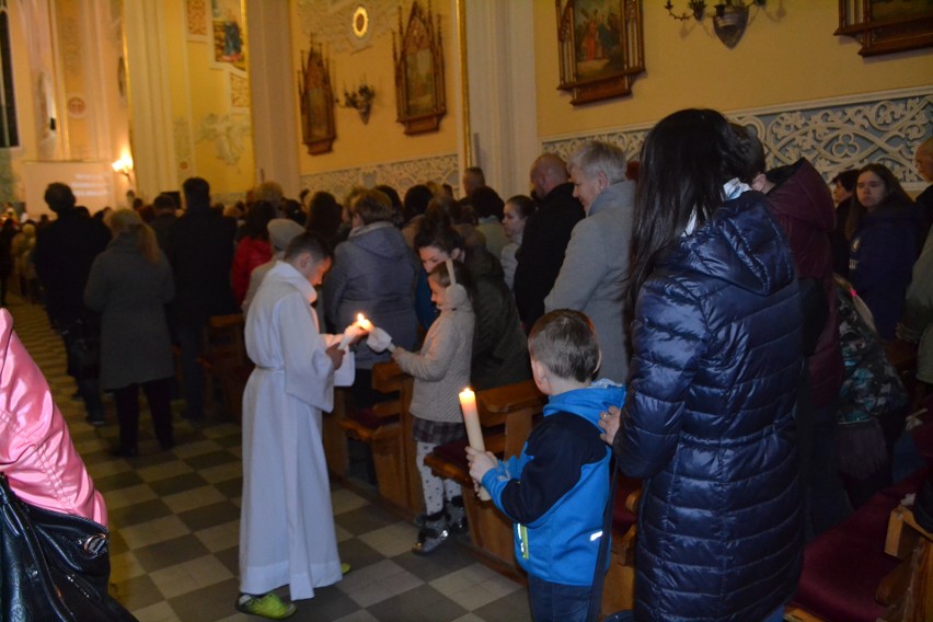 Liturgia Wigilii Paschalnej: święcenie ognia w Myszkowie ZDJĘCIA