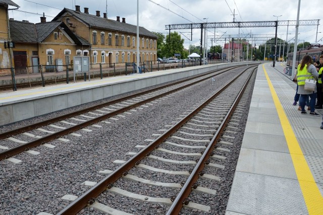 Stacja Stalowa Wola - Rozwadów została zmodernizowana, na modernizację czeka teraz zdewastowany dworzec kolejowy