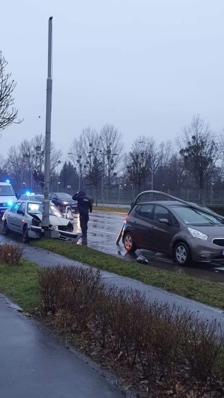 Wypadek na Bałtyckiej. Latarnia spadła na samochód (ZDJĘCIA)