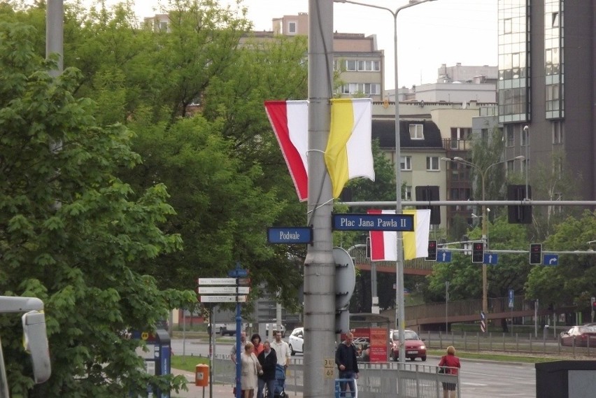 Kto wywiesił na Legnickiej flagi Monako? Wpadka i lekceważenie barw narodowych (ZDJĘCIA)