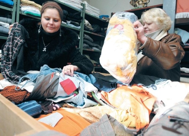 Dorota Brudzikowska i Halina Huben, wolontariuszki punktu PCK w Słupsku, przeglądają rzeczy oddawane przez ludzi.