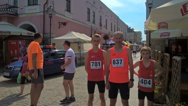 Biegacze z Rudnika z powodzeniem startowali w Krośnie. Od lewej: Bartosz Bernaciak, Sylwester Dudek, Krystian Ślifierz.