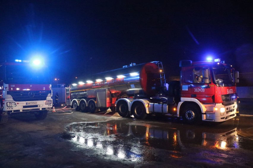 Ogromny pożar na terenie składu materiałów budowlanych MB 03...