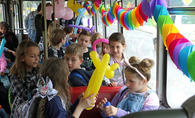 1 czerwca w Grudziądzu kursuje przystrojony balonami "Wesoły tramwaj" MZK Grudziądz. Do g. 13.30 zabawy w nim prowadziły animatorki. Teraz animatorek już nie ma, ale tramwaj kursuje nadal i do końca dla dzieci przejazdy są bezpłatne.