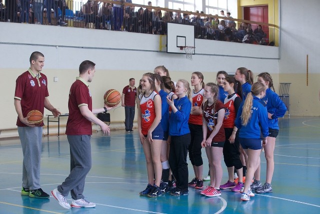 Lekcje wuefu ze sportowcami odbyły się na sali gimnastycznej w Gimnazjum nr 4 na osiedlu Zachód w Stargardzie.