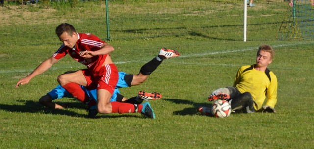 Adrian Korczyk był często przez rywali sprowadzany do parteru, ale i tak zaliczył hat-tricka w meczu przeciwko Górnikowi Libiąż. Jawiszowice ostatecznie pokonały libiążan 5:0.