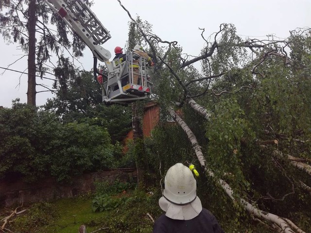 W poniedziałkowe popołudnie nad naszym regionem przeszły burze. Strażacy z powiatu drawskiego mieli wiele pracy.Jednostki z tego regionu były wielokrotnie dysponowane m.in. do wypadków drogowych, powalonych drzew i konarów, a także do przewróconej żaglówki.Zobacz także Tragedia w Giezkowie. Spłonął mężczyzna