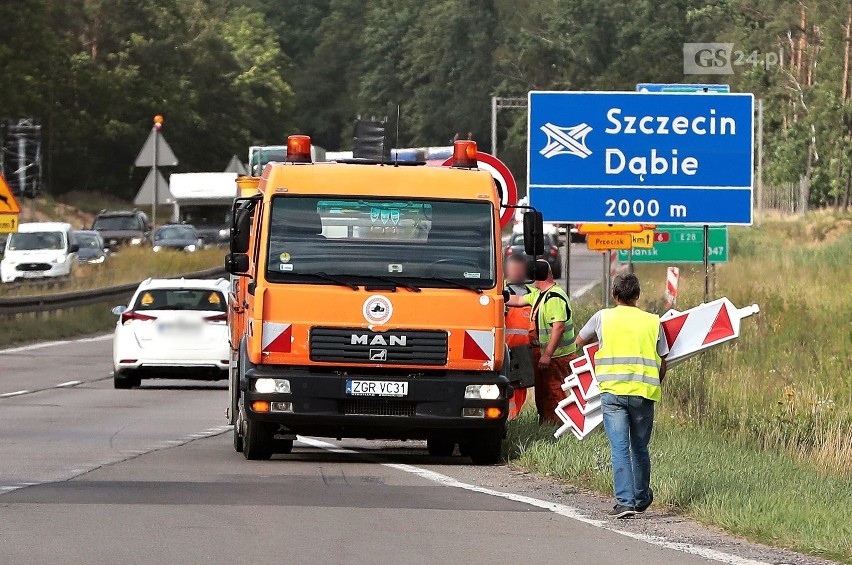 Akcja wyciągania ciężarówki na A6