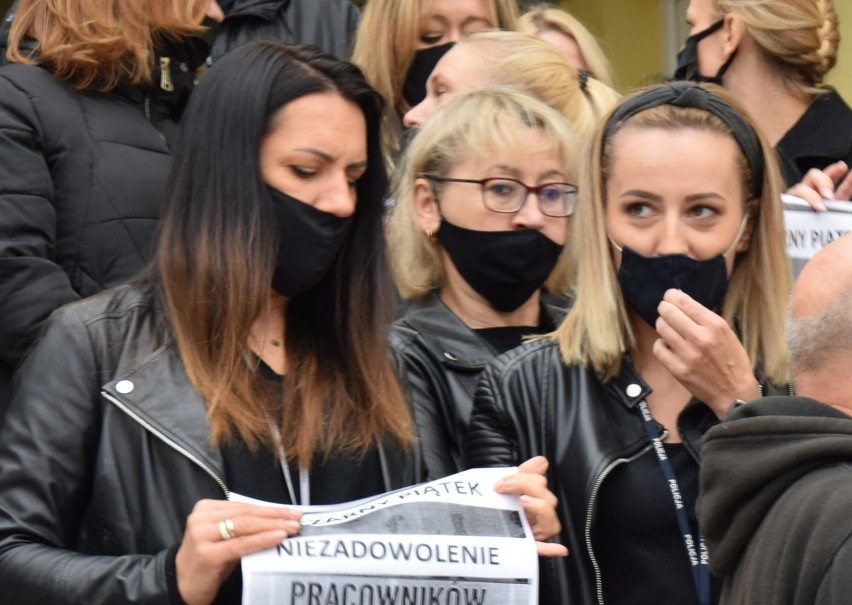 Protest pracowników policji w Ostrołęce. Czarny piątek. Akcja „Niezadowolenie pracowników cywilnych policji”. 15.10.2021
