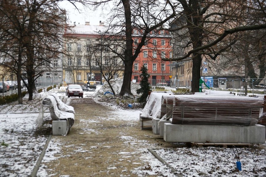 Kraków. Dokończą przebudowę placu Biskupiego. Może uda się do jesieni 