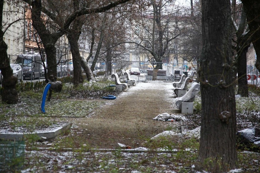 Kraków. Dokończą przebudowę placu Biskupiego. Może uda się do jesieni 