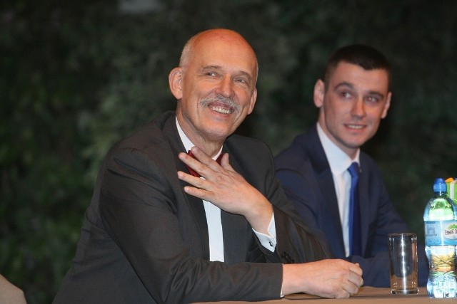 Janusz Korwin Mikke ma powody do zadowolenia. Jego Nowa Prawica zdobywa w ostatnich miesiącach coraz większe poparcie.