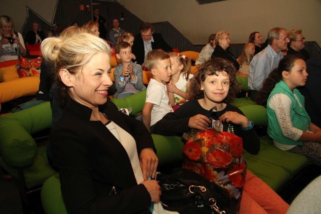 Ośmioletnia Zuzia Kuśmierczyk ze swoja mamą Małgorzata ogromnie cieszyła się z nagrody zdobytej w konkursie teatru Kubuś.