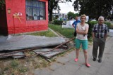 Wichura w Piotrkowie porwała metalową wiatę. Blacha fruwała po osiedlu i uszkodziła samochód [ZDJĘCIA]
