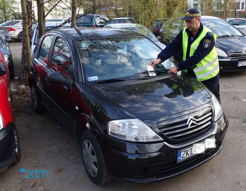 Poznań: Koniec nielegalnego parkingu przy ul. Łaziennej i Ewangelickiej - auta mogą być wywożone na zlecenie straży miejskiej