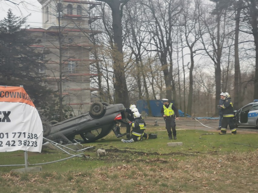 Samochód osobowy dachował na ul. ks. Pojdy w Leszczynach