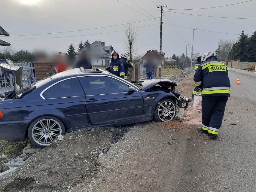 Wypadek w Wołowicach. BMW wpadło w ogrodzenie