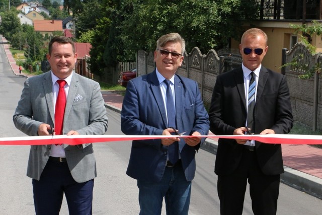 W otwarciu dróg uczestniczyli miedzy innymi: wicestarosta powiatu kieleckiego, Tomasz Pleban (w środku), członek Zarządu Powiatu - Cezary Majcher (po lewej) oraz wójt gminy Przemysław Łysak (po prawej).