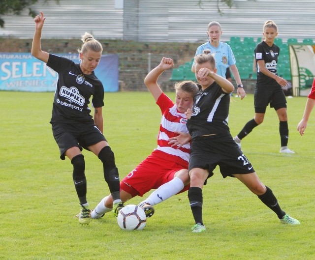 Medyk (ciemne stroje) wygrał z Polonią 2:0