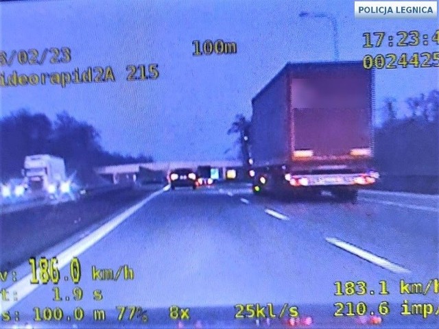 Policjanci legnickiej drogówki podczas służby z wykorzystaniem wideorejestratora nałożyli wysoki mandat karny na kierującego, który autostradą A4 jechał z prędkością 186 km/h przy ograniczeniu do 110 km/h. Mężczyzna otrzymał również punkty karne.