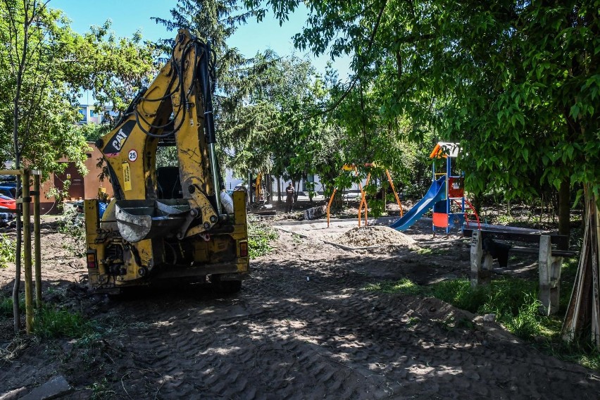 - W tej chwili dwie budki przeniesiono pod trafostację, a...