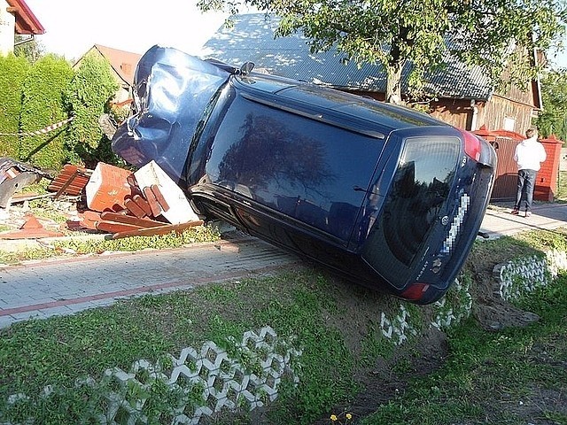 Uderzył w płot i skasował auto [ZDJĘCIA]