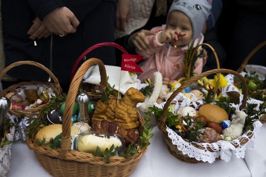 Święcenie pokarmów na Rynku Głównym w Krakowie [ZDJĘCIA]